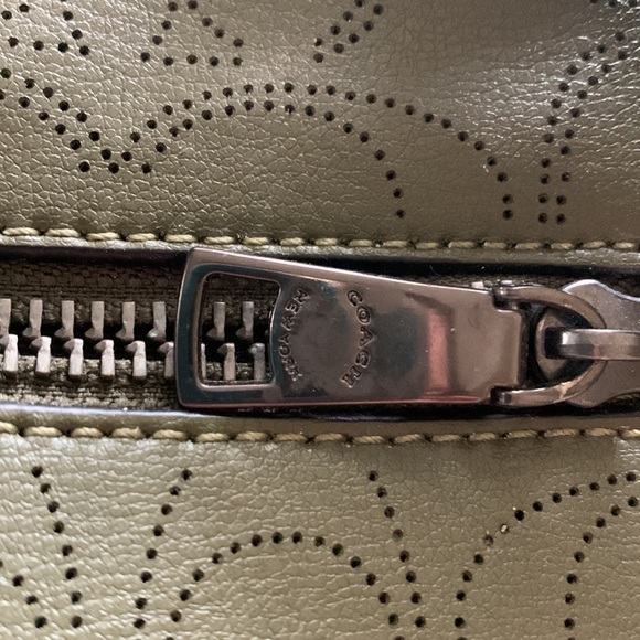 BEAUTIFUL OLIVE GREEN perfectly just right over sized strapped bag. - Picture 6 of 6